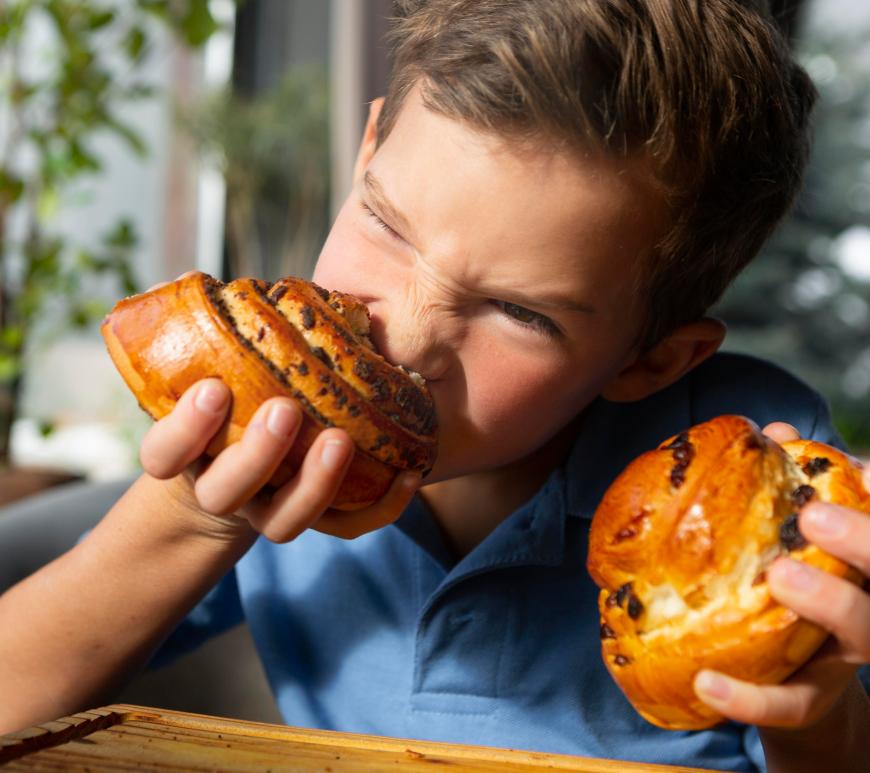 Niño comiendo postre
